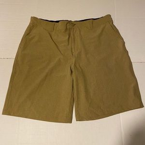 CB men’s size XXL tan active golf shorts